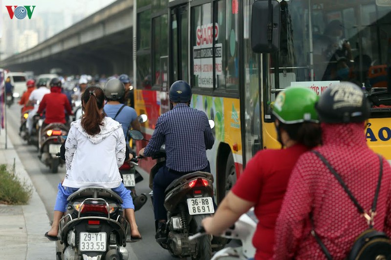 anh: dong nguoi vo tu di nguoc chieu o duong nguyen xien, ha noi hinh 2