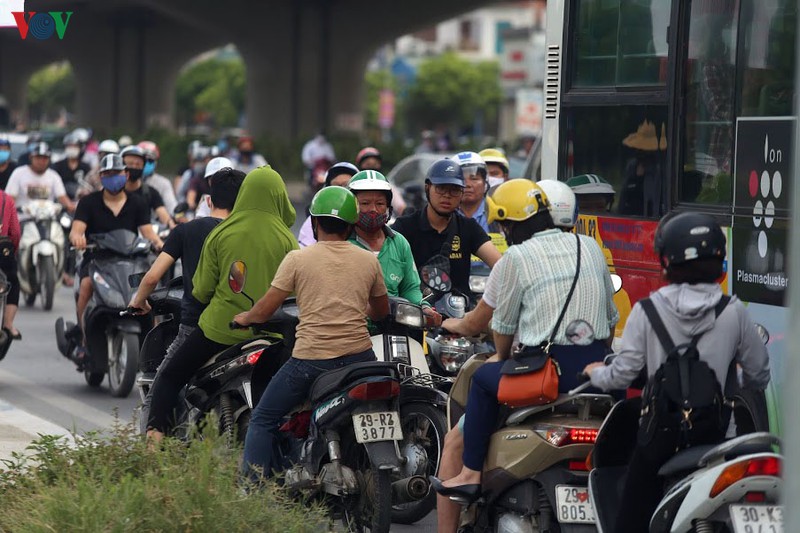 anh: dong nguoi vo tu di nguoc chieu o duong nguyen xien, ha noi hinh 3