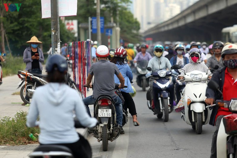 anh: dong nguoi vo tu di nguoc chieu o duong nguyen xien, ha noi hinh 5