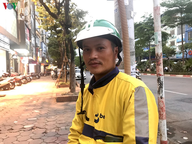 cong nhan thoat nuoc oan minh giua ngon ngang rac thai hinh 9