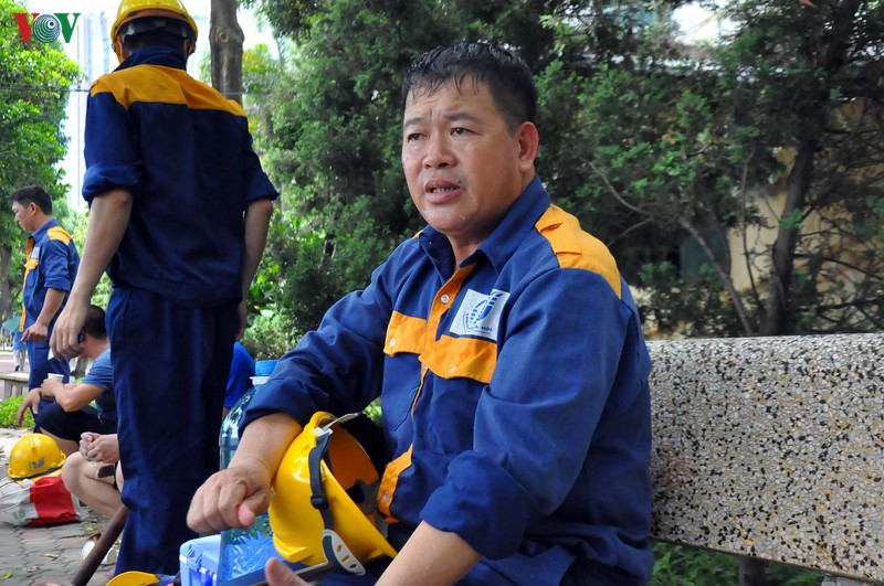 cong nhan thoat nuoc oan minh giua ngon ngang rac thai hinh 4