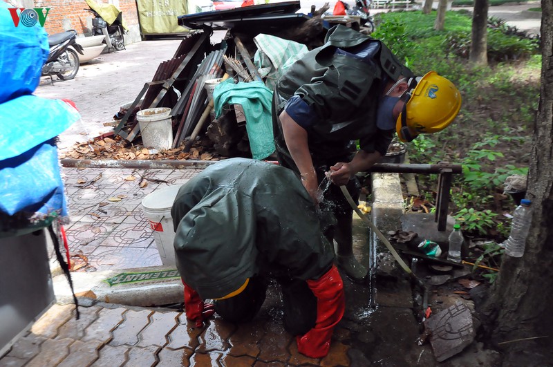 cong nhan thoat nuoc oan minh giua ngon ngang rac thai hinh 7