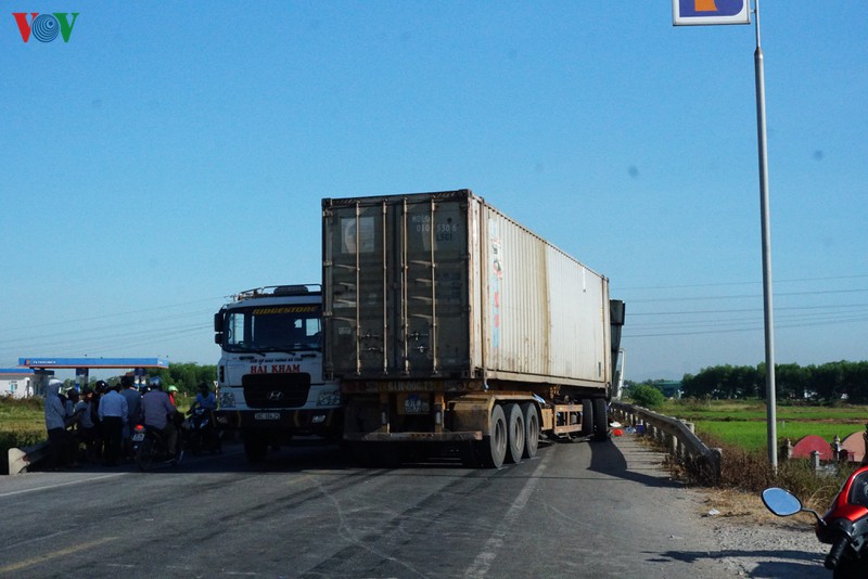 xe tai doi dau container, 3 nguoi thuong vong hinh 1