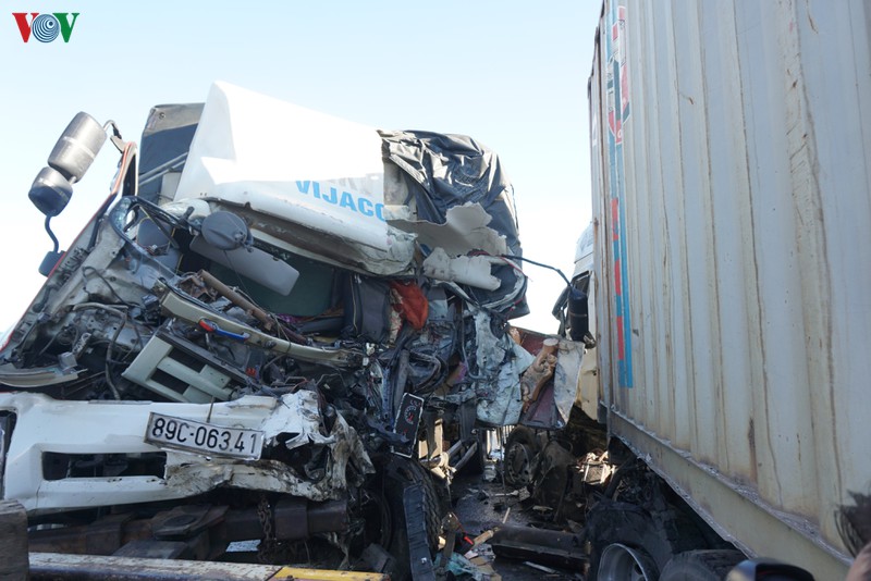 xe tai doi dau container, 3 nguoi thuong vong hinh 2
