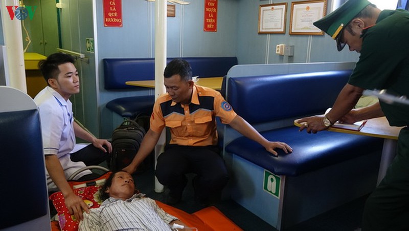 tau sar 412 cuu nan nhan bi benh nguy kich tren bien hinh 2