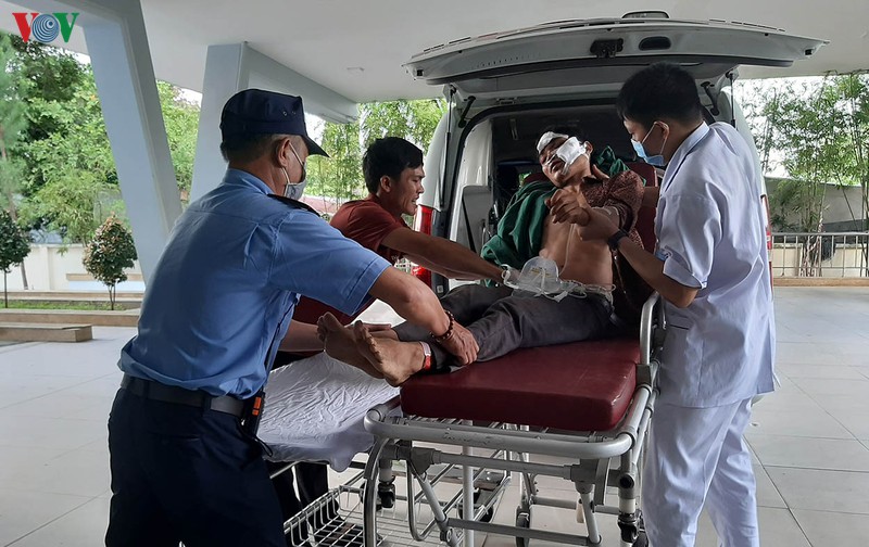 vu xe khach lao xuong vuc o kon tum: doi cuu ho phai lat xe tim nan nhan hinh 1
