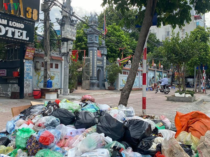 nguoi dan van chan xe cho rac vao bai nam son khien rac un u noi thanh ha noi hinh 3
