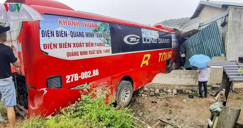dien bien: xe khach lao vao nha dan, 1 tre nho bi thuong hinh 1