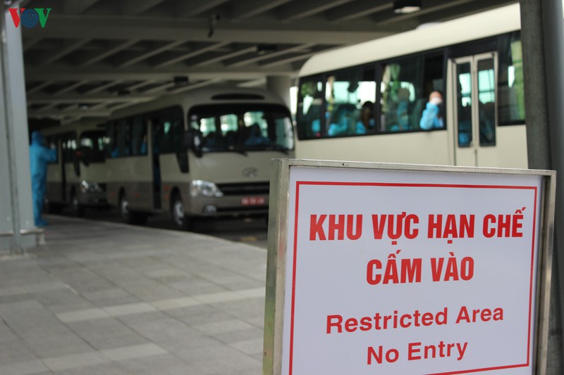 240 cong dan viet nam tu singapore ve nuoc duoc cach ly tai tien giang hinh 1