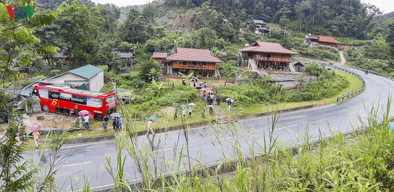 dien bien: xe khach lao vao nha dan, 1 tre nho bi thuong hinh 2