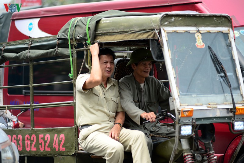 nguoi dan tho o voi quy dinh deo khau trang tai ben tau, ben xe o ha noi hinh 15