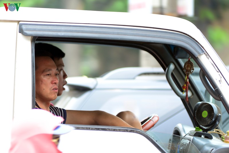 nguoi dan tho o voi quy dinh deo khau trang tai ben tau, ben xe o ha noi hinh 14