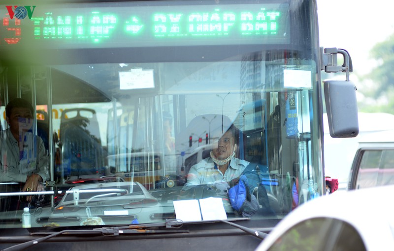 nguoi dan tho o voi quy dinh deo khau trang tai ben tau, ben xe o ha noi hinh 11