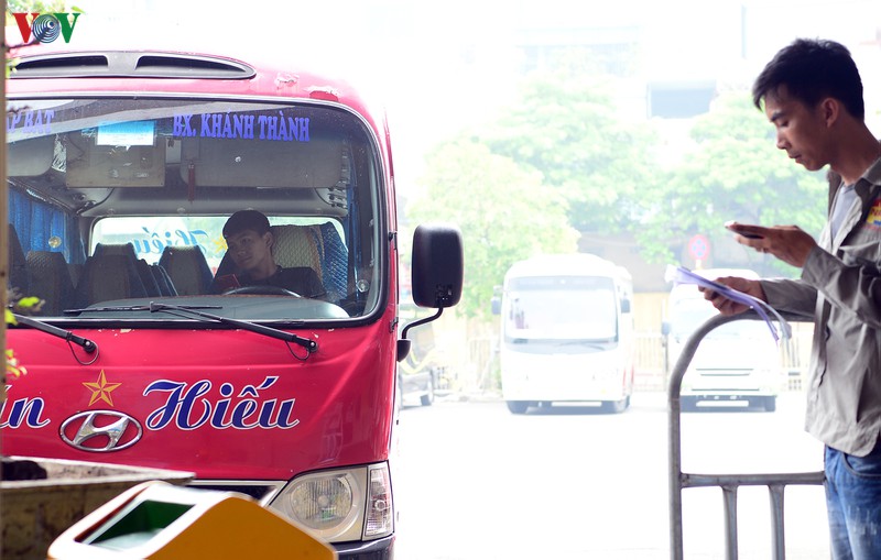 nguoi dan tho o voi quy dinh deo khau trang tai ben tau, ben xe o ha noi hinh 4