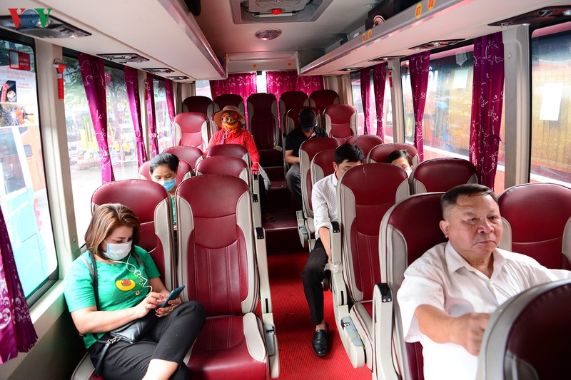 nguoi dan tho o voi quy dinh deo khau trang tai ben tau, ben xe o ha noi hinh 3