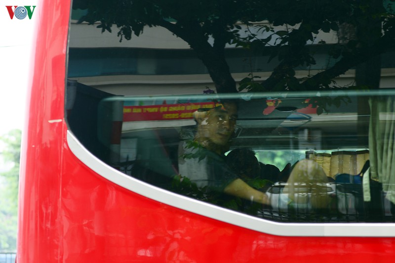 nguoi dan tho o voi quy dinh deo khau trang tai ben tau, ben xe o ha noi hinh 17