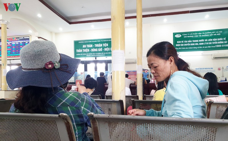 nguoi dan tho o voi quy dinh deo khau trang tai ben tau, ben xe o ha noi hinh 5