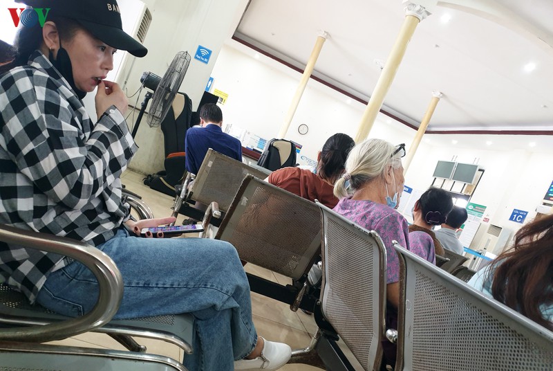 nguoi dan tho o voi quy dinh deo khau trang tai ben tau, ben xe o ha noi hinh 6