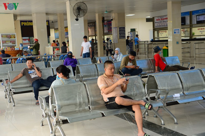 nguoi dan tho o voi quy dinh deo khau trang tai ben tau, ben xe o ha noi hinh 2