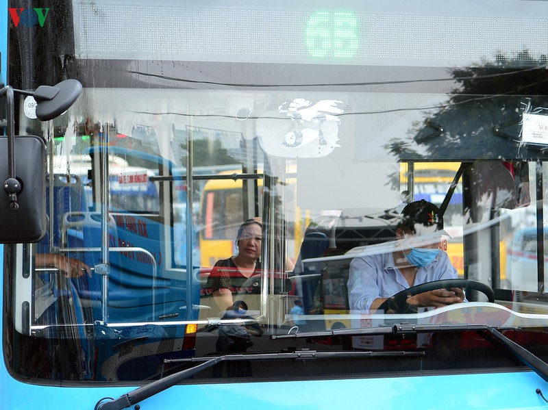nguoi dan tho o voi quy dinh deo khau trang tai ben tau, ben xe o ha noi hinh 10
