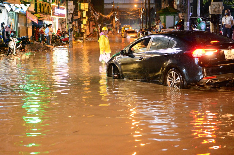 mua lon, nhieu tuyen pho o ha noi ngap sau, hang loat xe chet may hinh 11