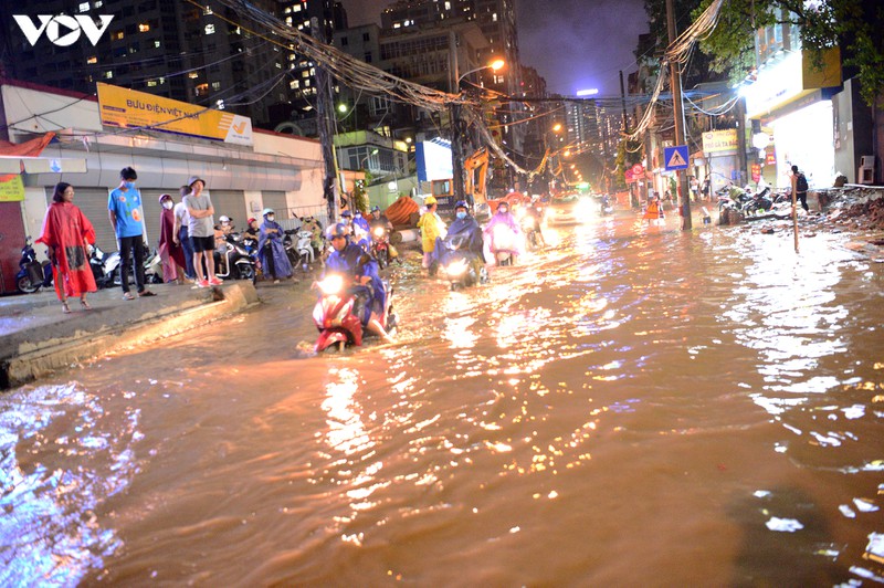 mua lon, nhieu tuyen pho o ha noi ngap sau, hang loat xe chet may hinh 13