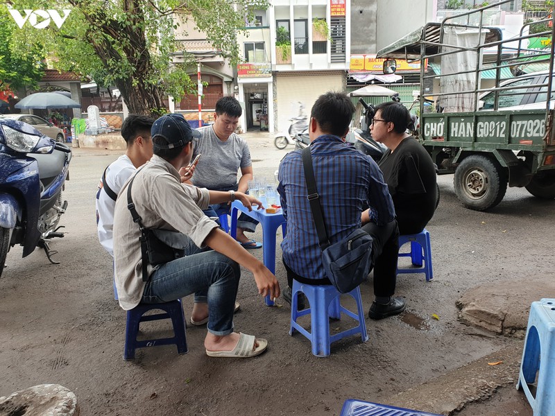 dich covid-19 phuc tap, nhieu nguoi ha noi "vo tu" tu tap khong khau trang hinh 16