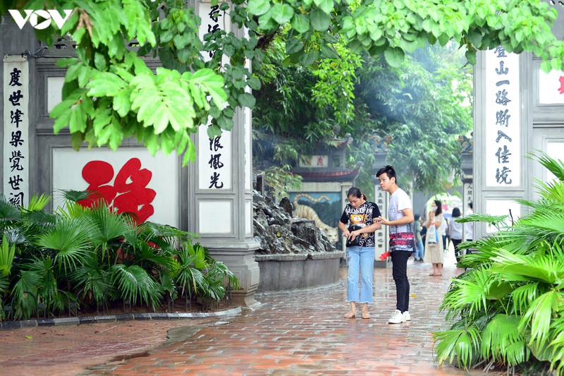 dich covid-19 phuc tap, nhieu nguoi ha noi "vo tu" tu tap khong khau trang hinh 4