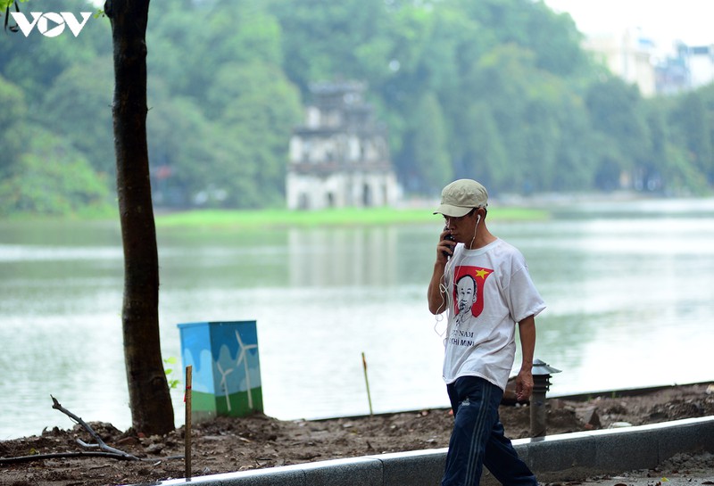 dich covid-19 phuc tap, nhieu nguoi ha noi "vo tu" tu tap khong khau trang hinh 2