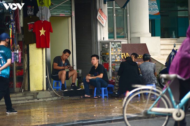 dich covid-19 phuc tap, nhieu nguoi ha noi "vo tu" tu tap khong khau trang hinh 12