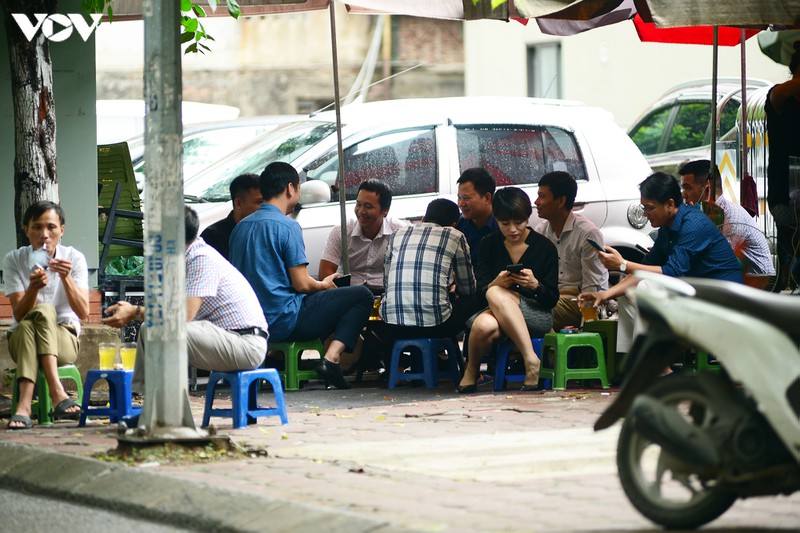 dich covid-19 phuc tap, nhieu nguoi ha noi "vo tu" tu tap khong khau trang hinh 1