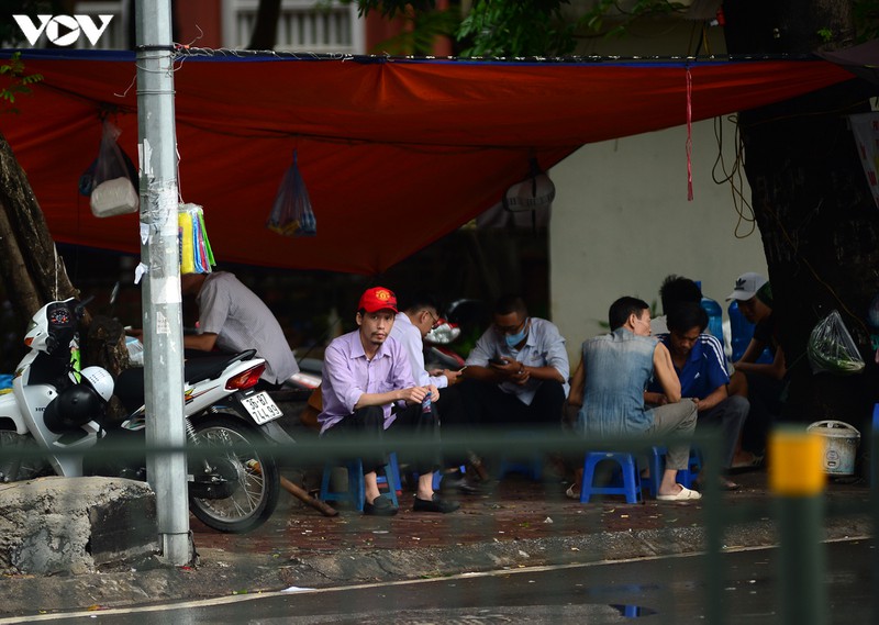 dich covid-19 phuc tap, nhieu nguoi ha noi "vo tu" tu tap khong khau trang hinh 14