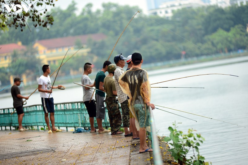 dich covid-19 phuc tap, nhieu nguoi ha noi "vo tu" tu tap khong khau trang hinh 15