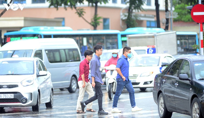 dich covid-19 phuc tap, nhieu nguoi ha noi "vo tu" tu tap khong khau trang hinh 8