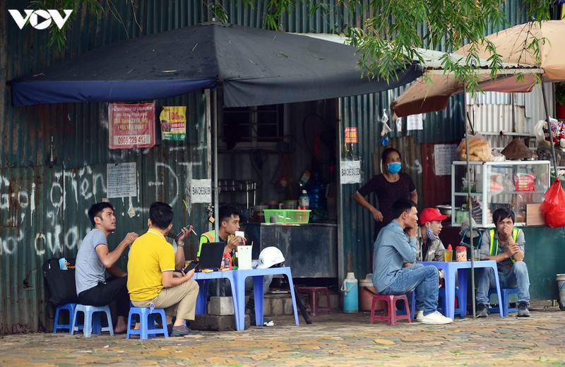 dich covid-19 phuc tap, nhieu nguoi ha noi "vo tu" tu tap khong khau trang hinh 9