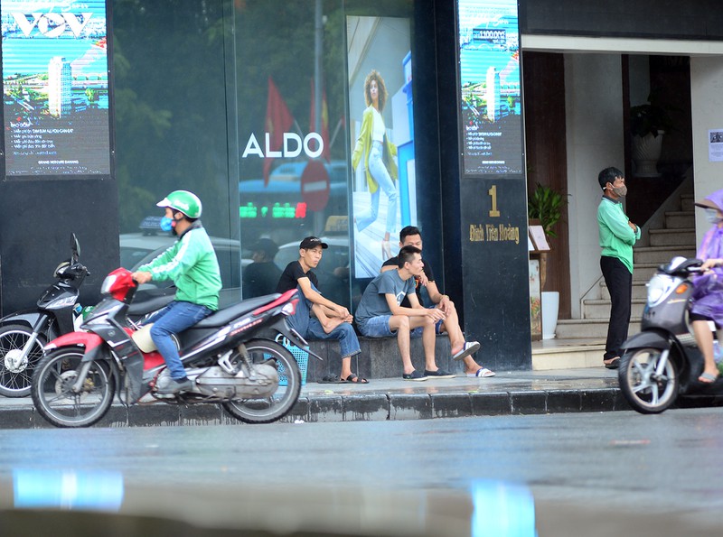 dich covid-19 phuc tap, nhieu nguoi ha noi "vo tu" tu tap khong khau trang hinh 6