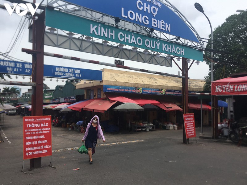 anh: nguoi ha noi deo khau trang di cho tuan thu phong chong covid-19 hinh 1
