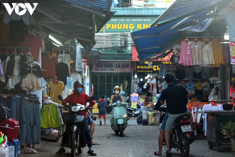 anh: nguoi ha noi deo khau trang di cho tuan thu phong chong covid-19 hinh 2