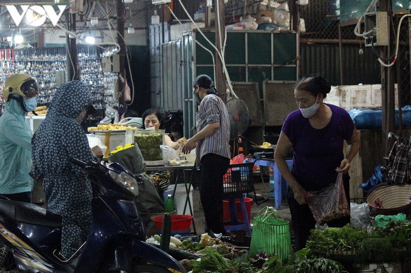 anh: nguoi ha noi deo khau trang di cho tuan thu phong chong covid-19 hinh 3