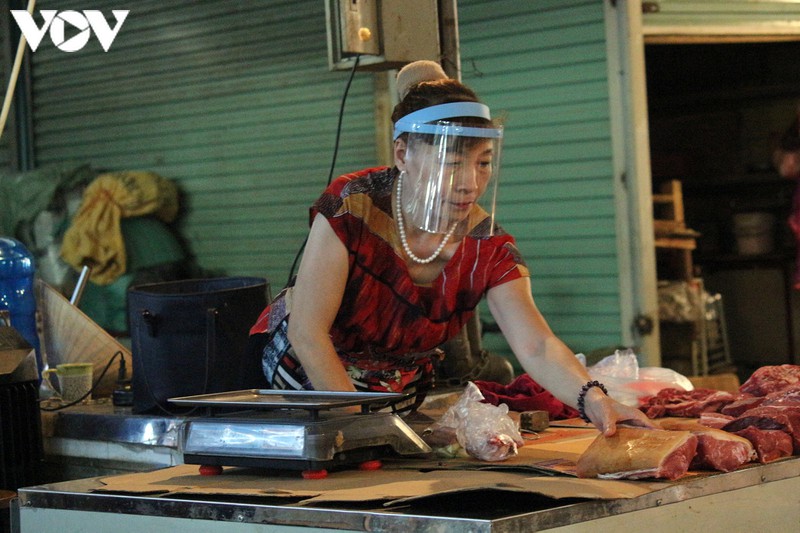anh: nguoi ha noi deo khau trang di cho tuan thu phong chong covid-19 hinh 4