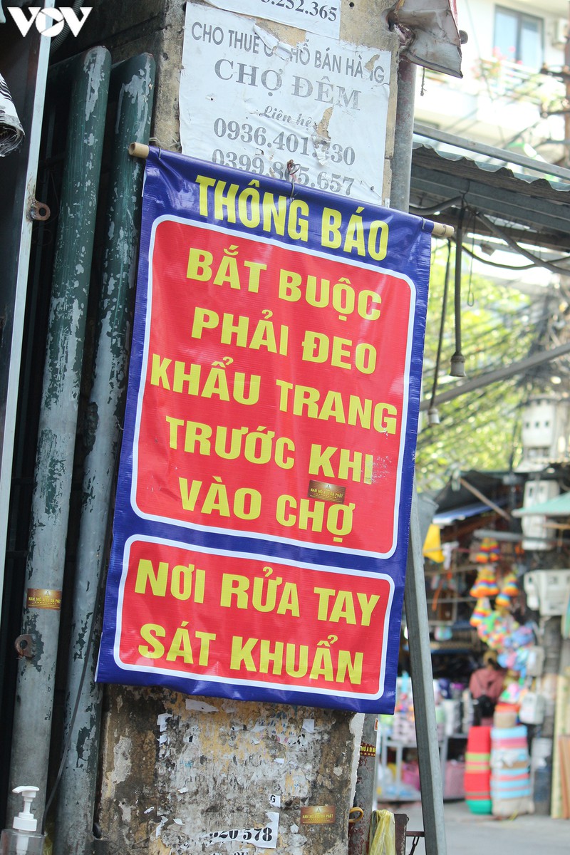 anh: nguoi ha noi deo khau trang di cho tuan thu phong chong covid-19 hinh 9
