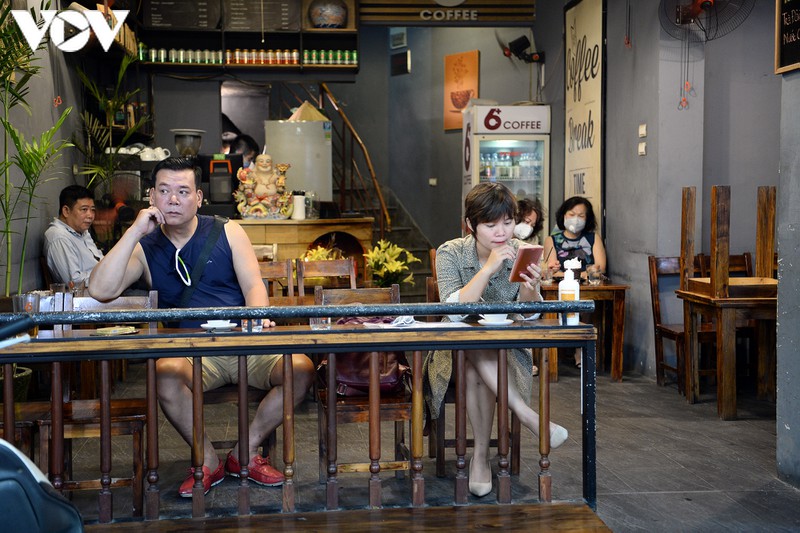 anh: ha noi nhac nho nguoi dan gian cach 1m tai quan xa, nha hang, noi cong cong... hinh 10