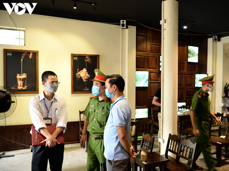 anh: ha noi nhac nho nguoi dan gian cach 1m tai quan xa, nha hang, noi cong cong... hinh 5