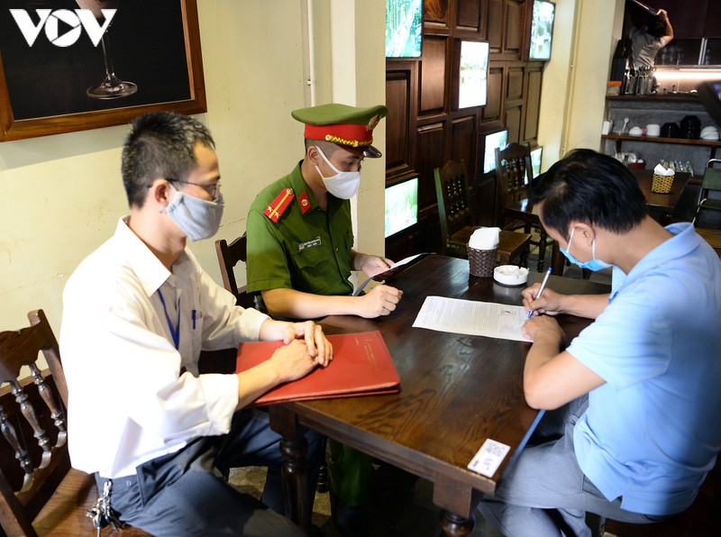 anh: ha noi nhac nho nguoi dan gian cach 1m tai quan xa, nha hang, noi cong cong... hinh 7
