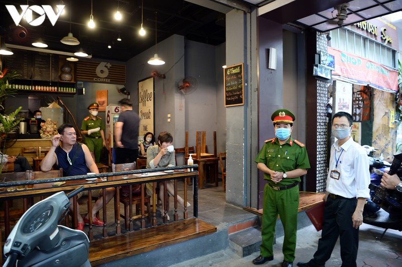 anh: ha noi nhac nho nguoi dan gian cach 1m tai quan xa, nha hang, noi cong cong... hinh 4