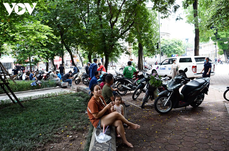 anh: ha noi nhac nho nguoi dan gian cach 1m tai quan xa, nha hang, noi cong cong... hinh 3