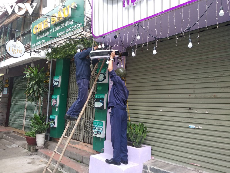 anh: ha noi nhac nho nguoi dan gian cach 1m tai quan xa, nha hang, noi cong cong... hinh 14