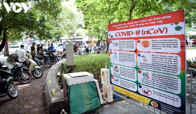 anh: ha noi nhac nho nguoi dan gian cach 1m tai quan xa, nha hang, noi cong cong... hinh 2
