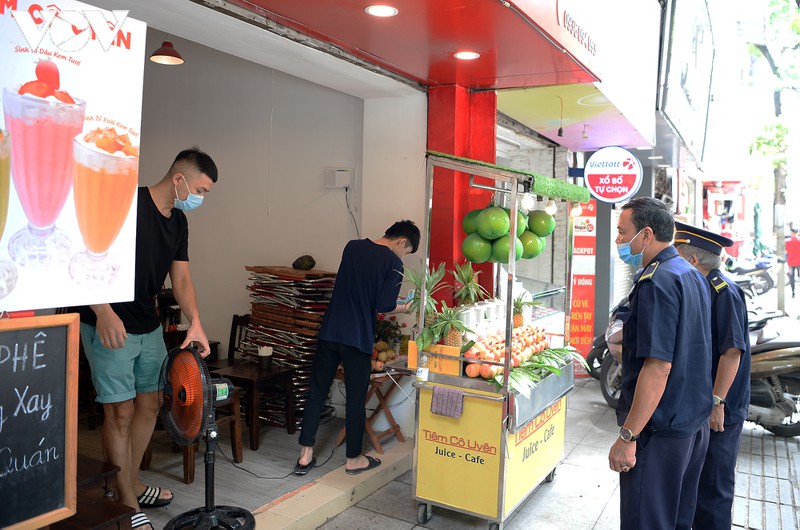 anh: ha noi nhac nho nguoi dan gian cach 1m tai quan xa, nha hang, noi cong cong... hinh 11