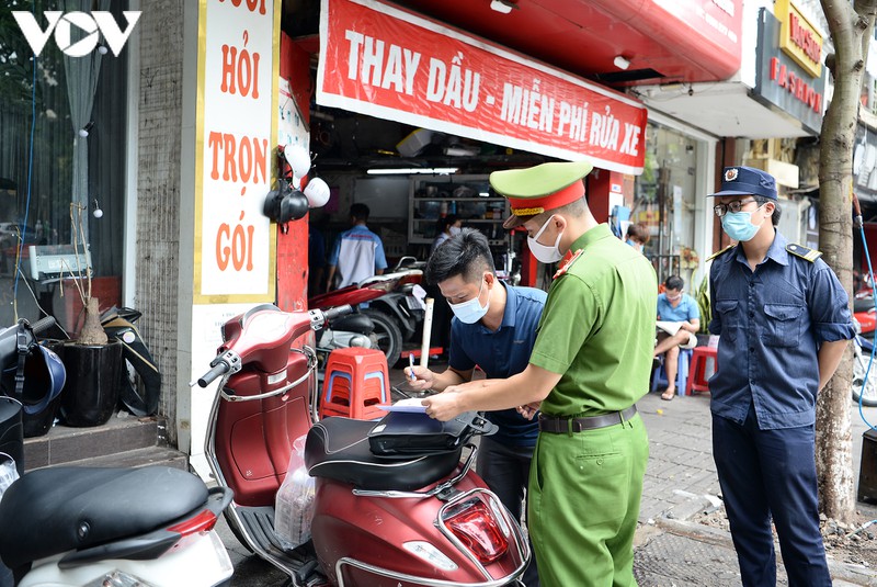 anh: ha noi nhac nho nguoi dan gian cach 1m tai quan xa, nha hang, noi cong cong... hinh 6